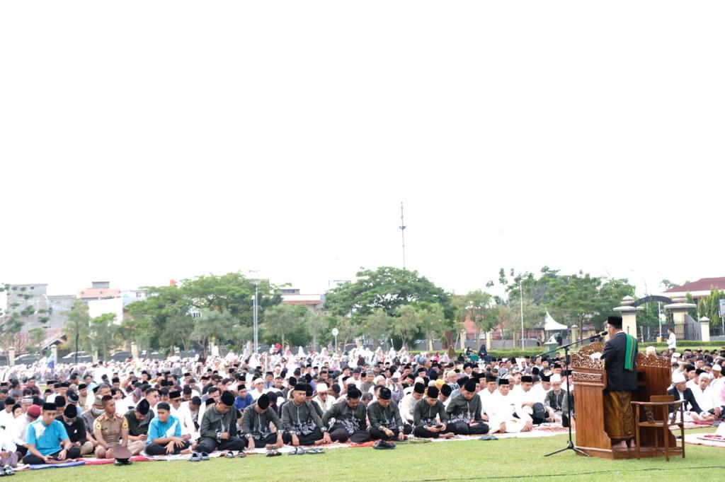 Sepuluh Ribu Lebih Warga Tumpah Untuk Laksanakan Sholat Idul Fitri Perdana di Mako Polda Riau